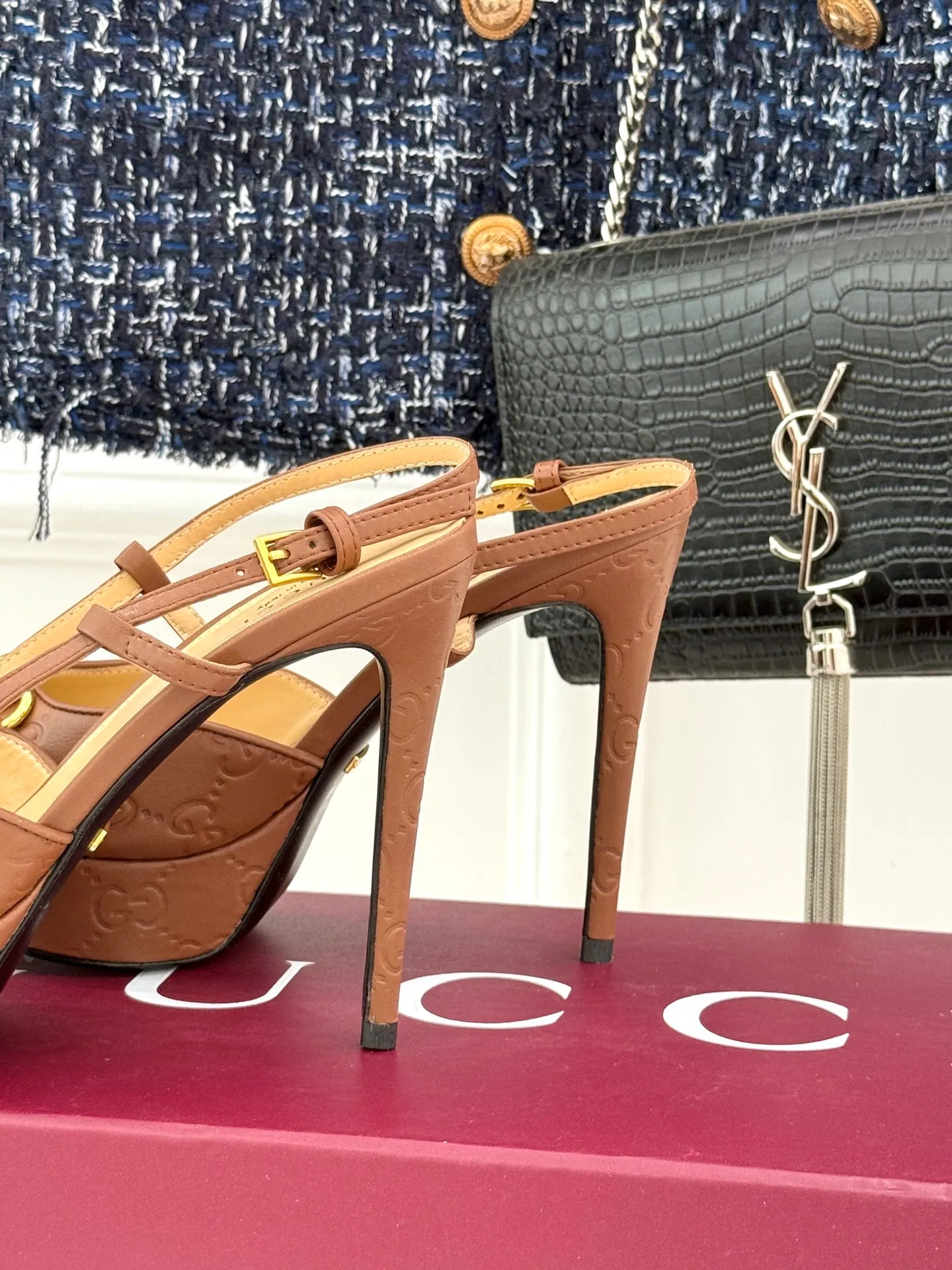 Factory direct sales p680🐘🐘Women's shoes Women's Gucci/Gucci classic horsebit pointed toe platform high-heeled sandals Perfectly integrate classic elements and fashion design. These sandals are decorated with the iconic horsebit. The metallic horsebit embellishes the upper, exuding a strong retro style and highlighting the brand heritage. The design of the waterproof platform and the high heel complement each other. The 9.5 cm high heel and the 2 cm waterproof platform can effectively reduce the pressure on the foot while elongating the leg line, making walking more stable. The adjustable ankle buckle design is not only easy to put on and take off, but can also be adjusted according to personal foot shape to ensure a comfortable fit. Whether paired with an elegant dress for formal occasions or paired with simple trousers to create a fashionable street style, these sandals can be easily worn, adding a touch of color to the overall look and showing the wearer's unique taste and fashion attitude. The fabric is made of original customized calfskin, the inner pads are all sheepskin, and the genuine leather outsole imported from Italy size: 35-39 (40/41/42 customized)